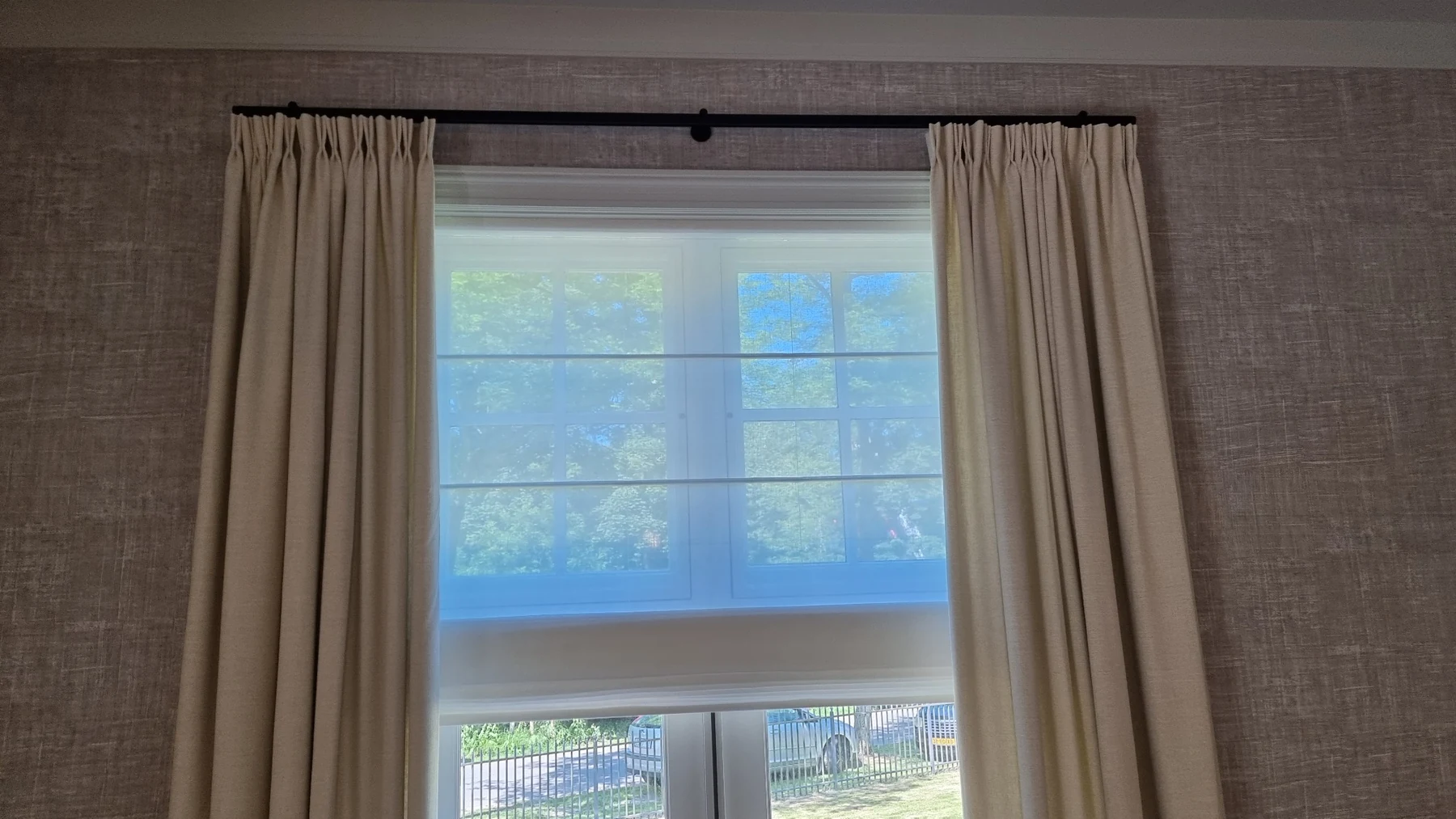 Detail van transparant vouwgordijn met afwerking