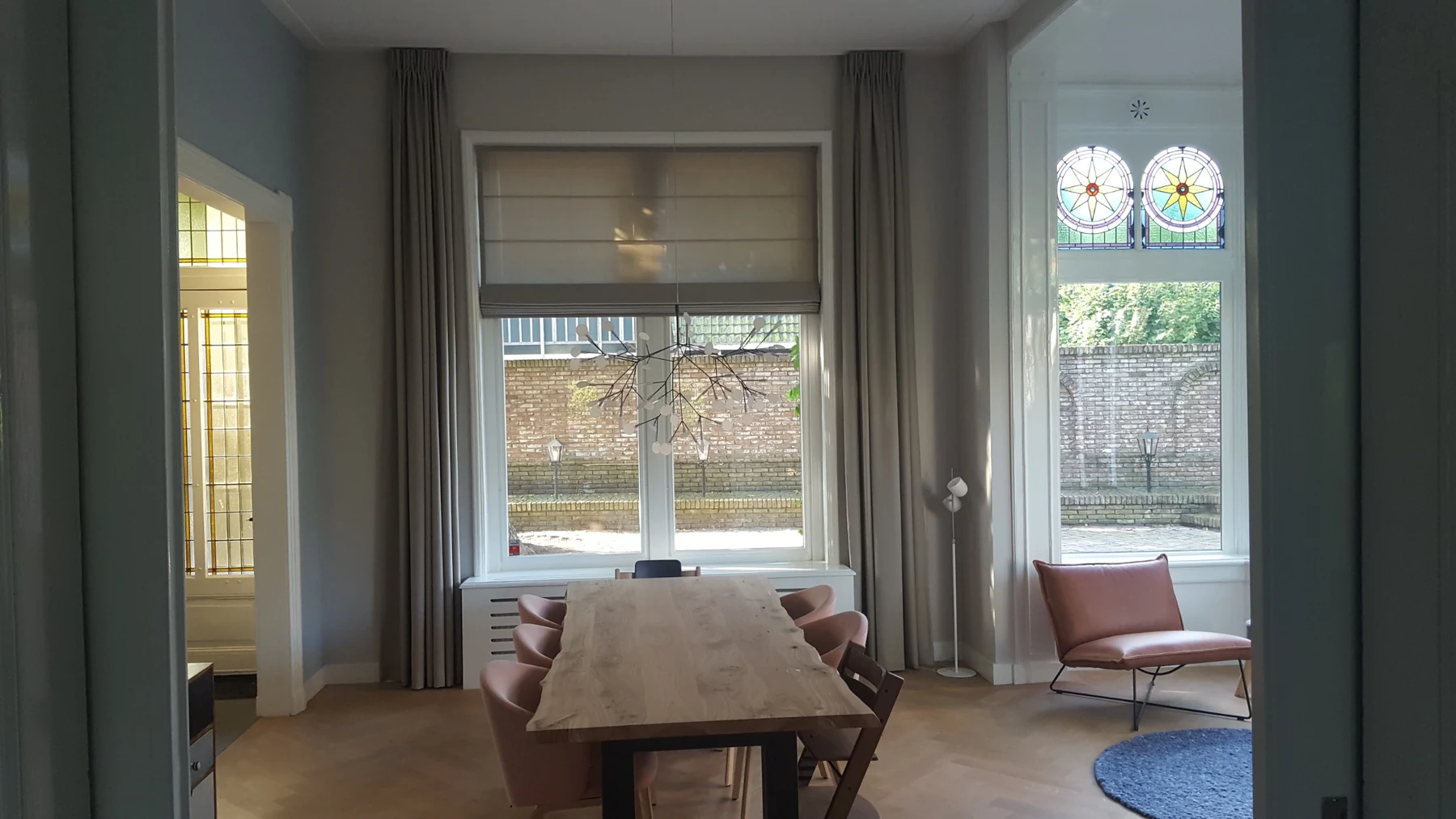 Vouwgordijnen van een lichte stof in een sfeervol interieur