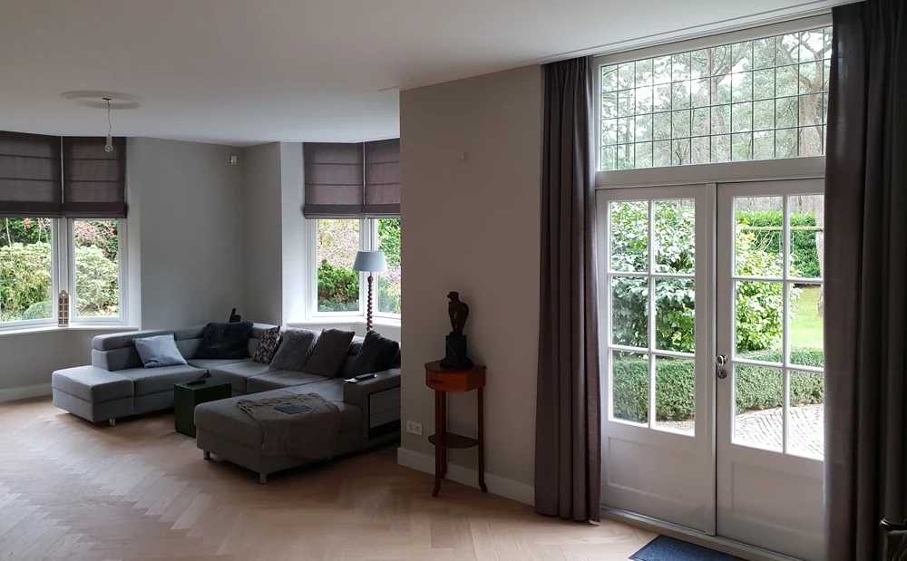 Taupe vouwgordijnen en gordijnen