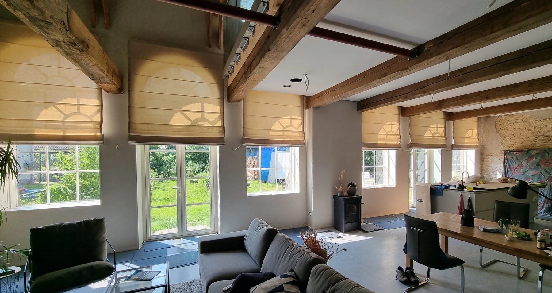 Project met maatwerkvouwgordijnen voor ronde ramen