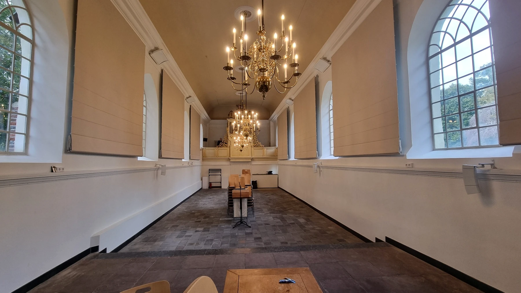 Grote vouwgordijnen voor akoestische verbetering in een kerkzaal