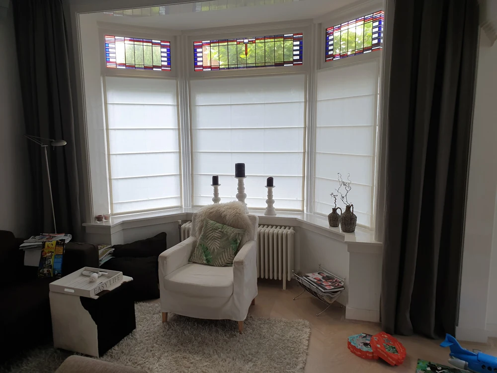 Vouwgordijnen onder glas in lood